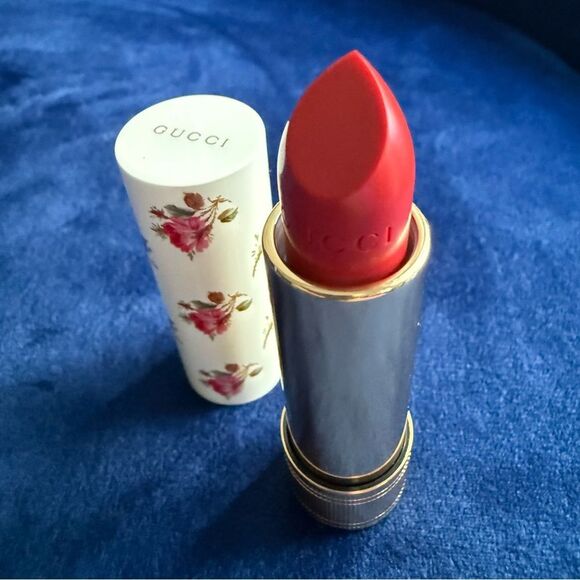 GUCCI ROUGE À LÈVRES VOILE – GOLDIE RED 25 | VINTAGE FLORAL - Picture 12 of 17